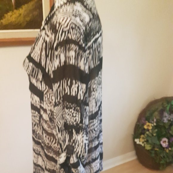 Black and White Blouse - Picture 3 of 10